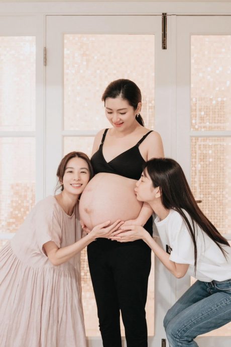 Selina巨肚照曝光 Hebe、Ella温馨贴吻