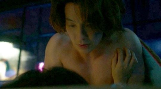 SJ东海新作露精壮胸肌 与李雪有火辣床戏