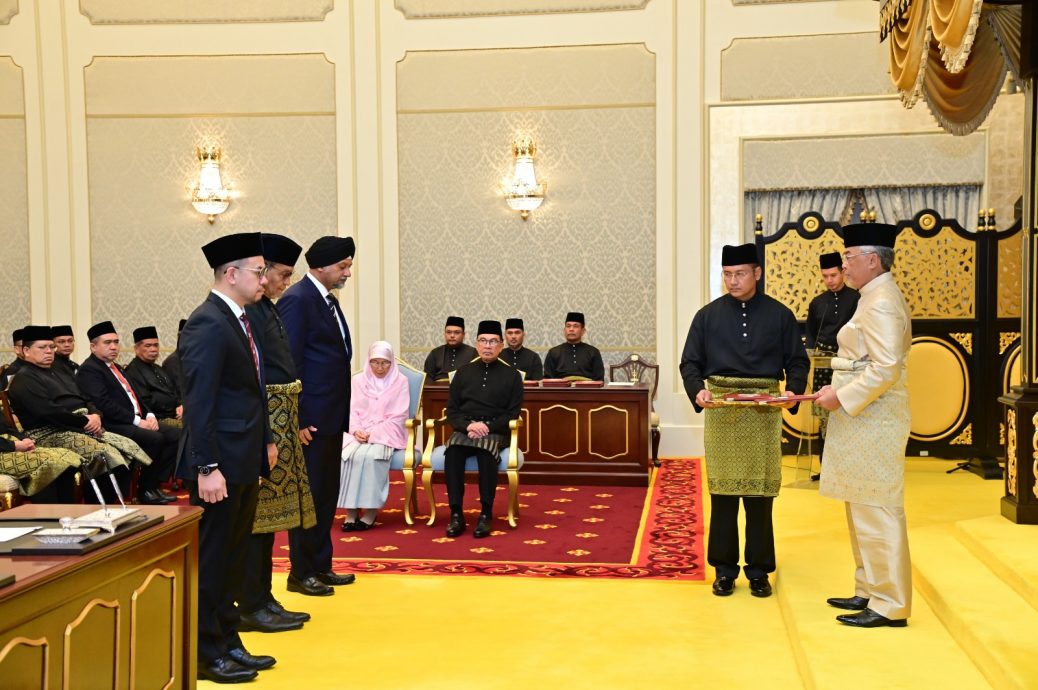 10正副部长在国家元首面前宣誓就职