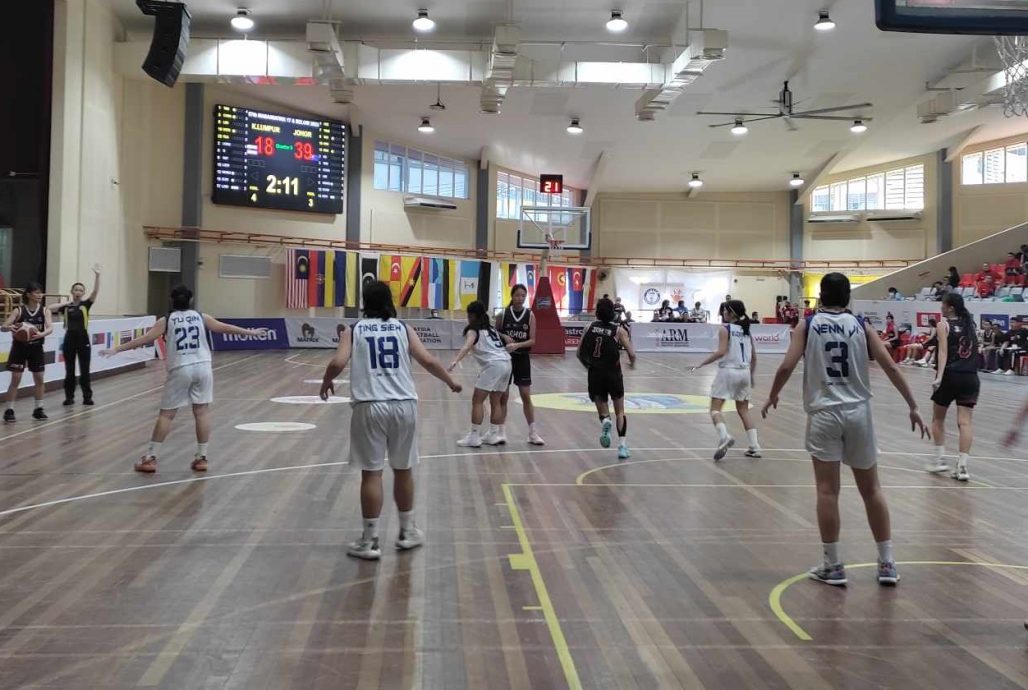 17岁及以下全国篮球赛| 半决赛分挫甲隆 雪柔女子组争霸