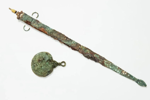 2000年墓穴出土一把宝剑　发现以前女生也要当兵