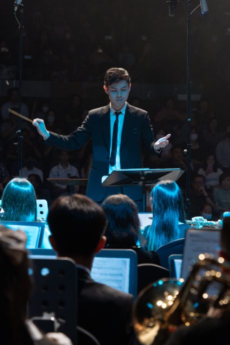 21日见报／有故事的人|念音乐有出路 梦想与面包兼得