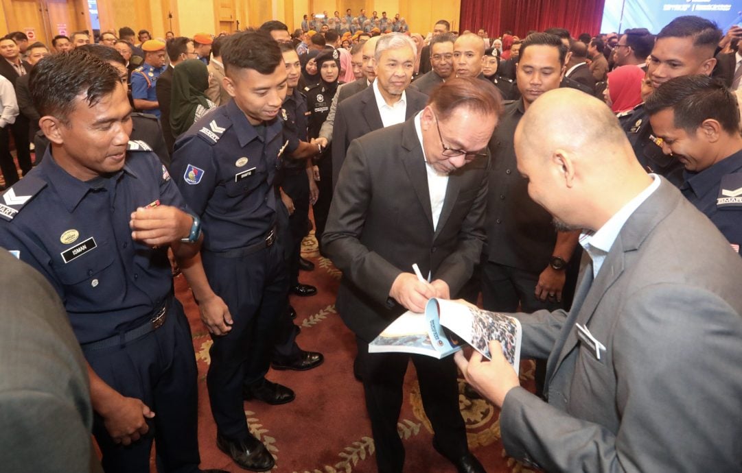 3图-安华首相署常月集会/ 敦促公务员勿有“安逸文化”