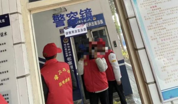 5屁孩骑改装车“炸街”被逮 警察罚洗车扫宿舍