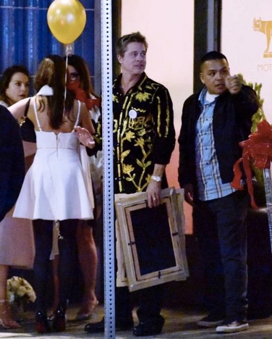 60岁毕彼特正式公开新恋情 与新女友同框庆生超恩爱	