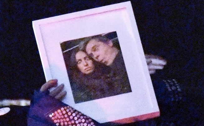 60岁毕彼特正式公开新恋情 与新女友同框庆生超恩爱	