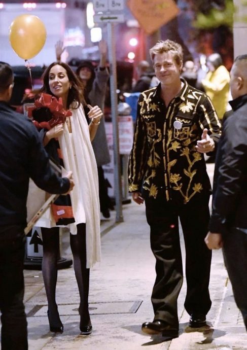 60岁毕彼特正式公开新恋情 与新女友同框庆生超恩爱	