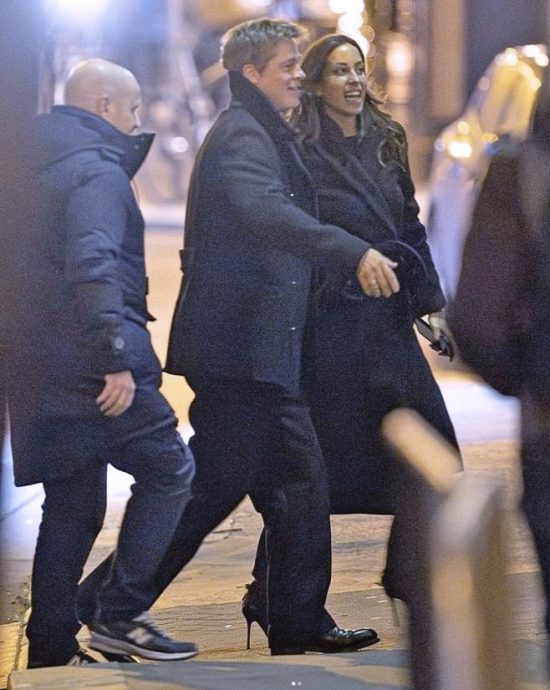 60岁毕彼特正式公开新恋情 与新女友同框庆生超恩爱	