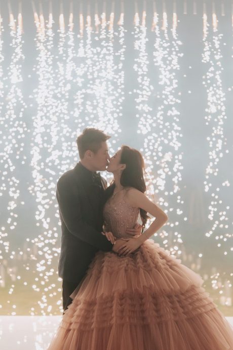 何依婷烟火下浪漫完婚 穿深V婚纱头戴后冠吸睛