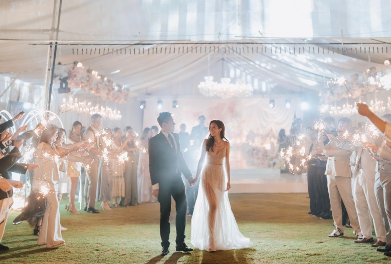 何依婷烟火下浪漫完婚 穿深V婚纱头戴后冠吸睛