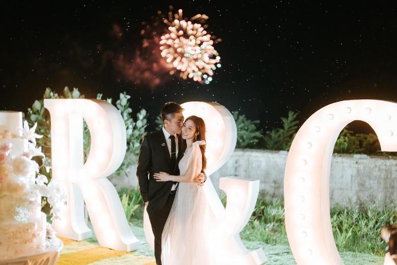 何依婷烟火下浪漫完婚 穿深V婚纱头戴后冠吸睛