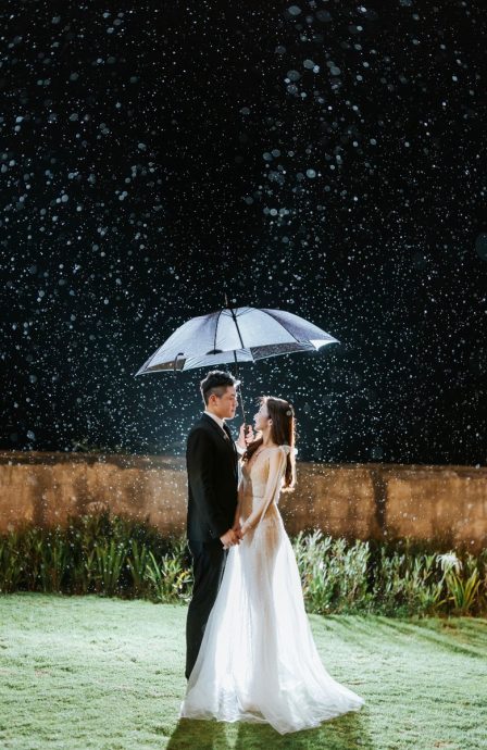 何依婷烟火下浪漫完婚 穿深V婚纱头戴后冠吸睛