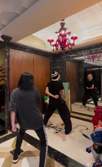 热舞踹倒老公破万珍藏 小S吓疯下跪磕头道歉