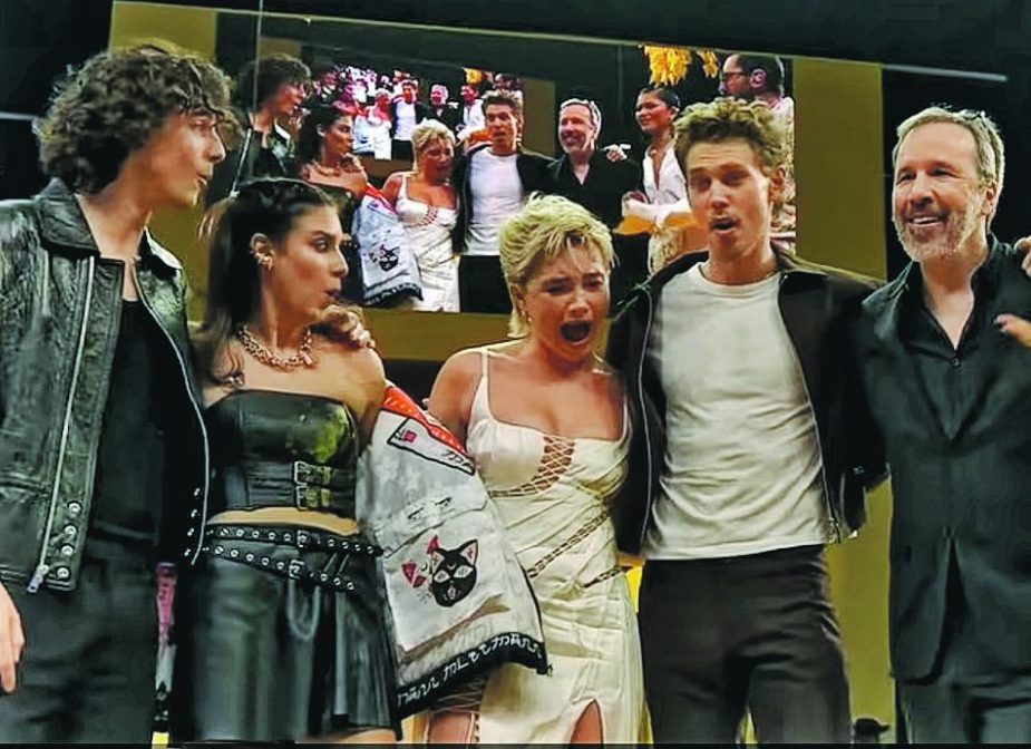 观众又乱扔东西上台 《黑寡妇》女星被砸中眼睛