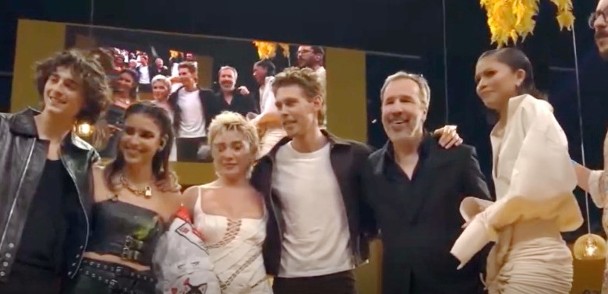 观众又乱扔东西上台 《黑寡妇》女星被砸中眼睛