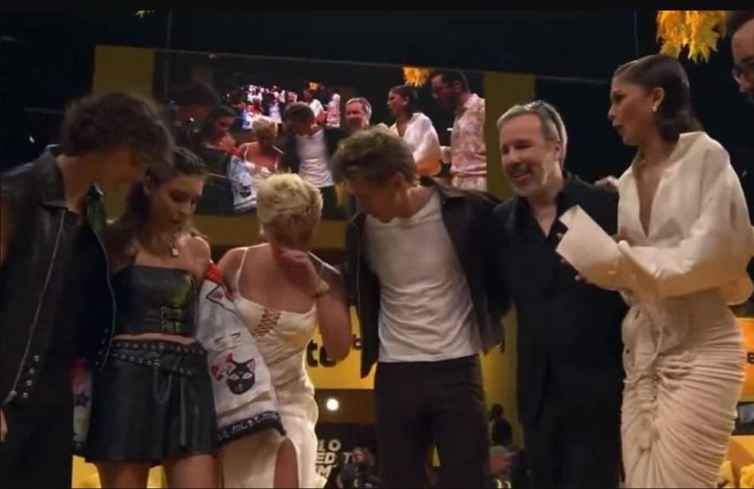 观众又乱扔东西上台 《黑寡妇》女星被砸中眼睛