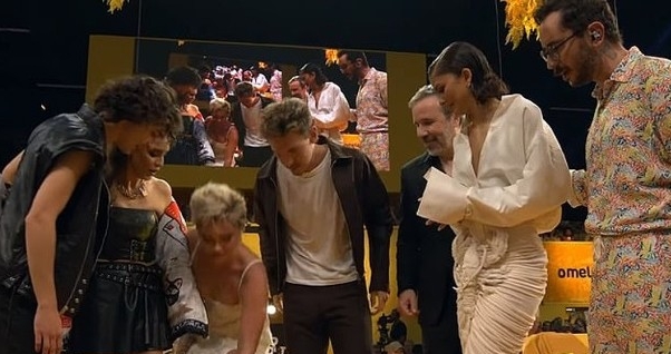 观众又乱扔东西上台 《黑寡妇》女星被砸中眼睛