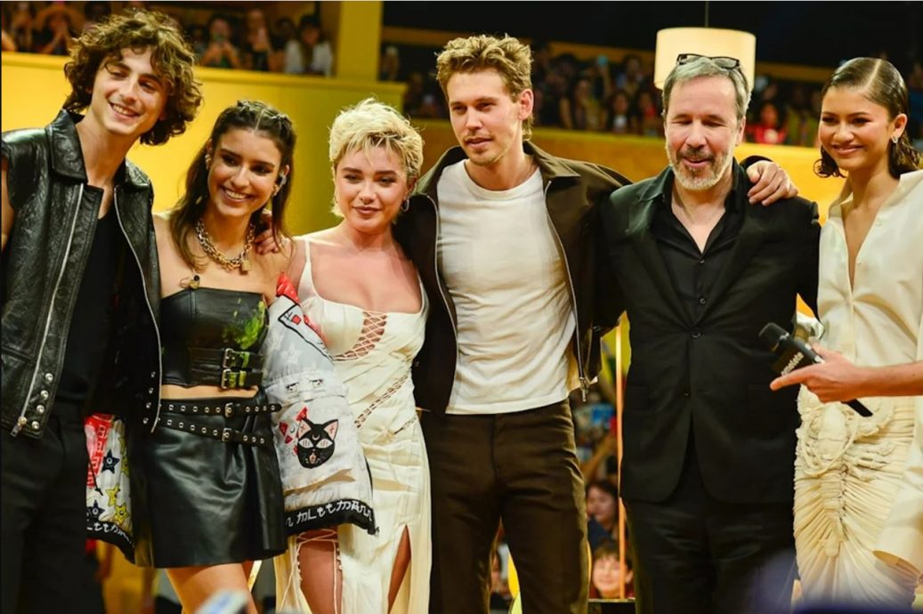 观众又乱扔东西上台 《黑寡妇》女星被砸中眼睛