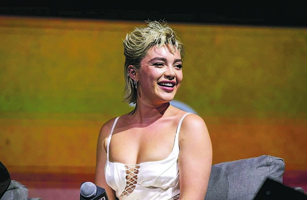 观众又乱扔东西上台 《黑寡妇》女星被砸中眼睛