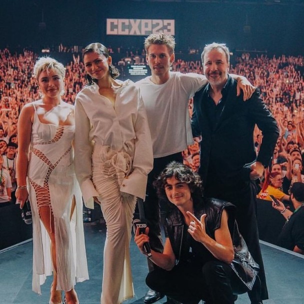 观众又乱扔东西上台 《黑寡妇》女星被砸中眼睛