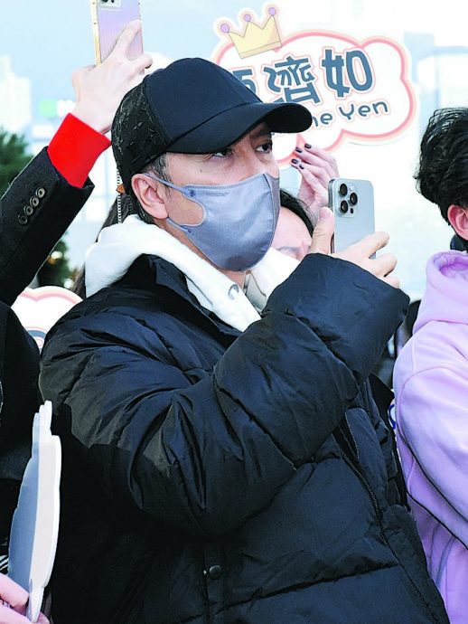 长女开唱全家撑场 甄子丹化身粉丝举应援牌