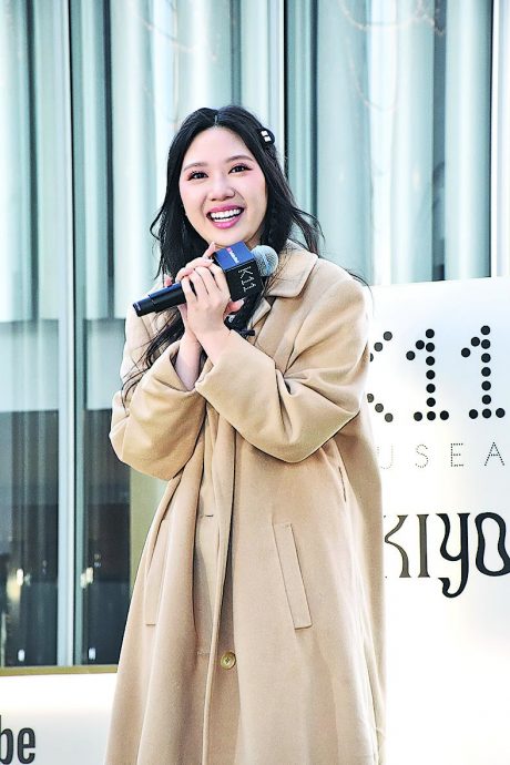 长女开唱全家撑场 甄子丹化身粉丝举应援牌