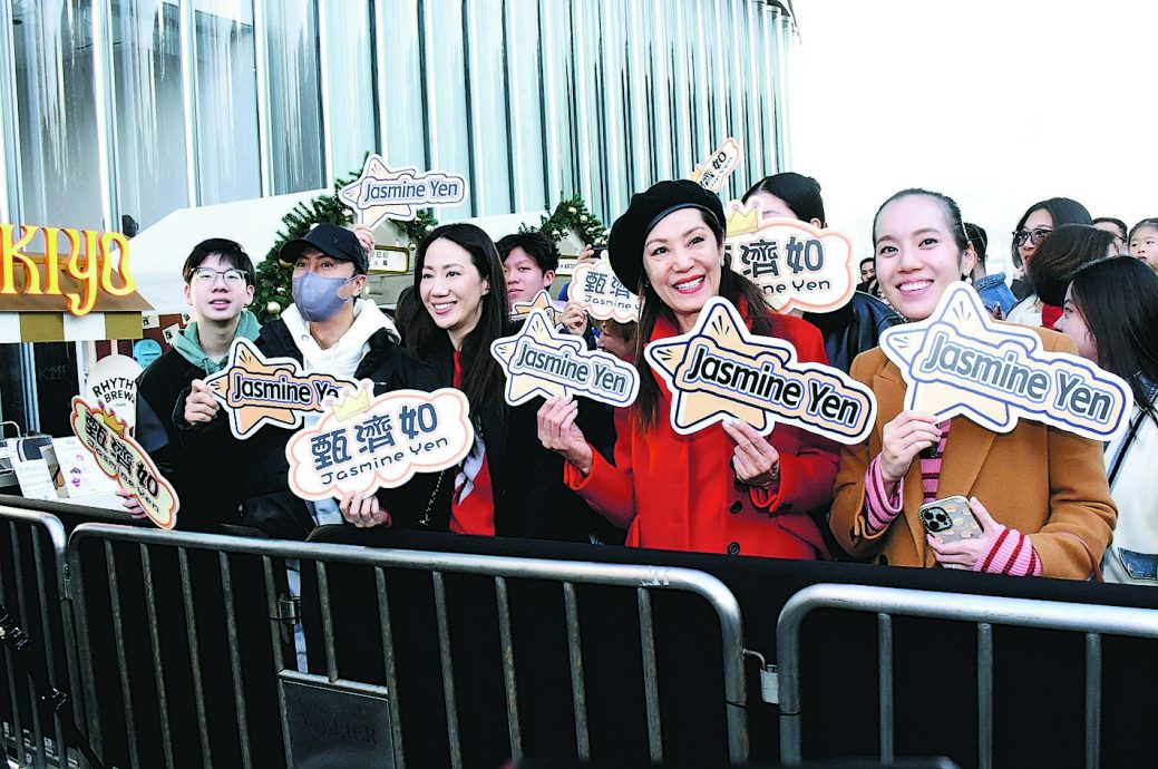 长女开唱全家撑场 甄子丹化身粉丝举应援牌