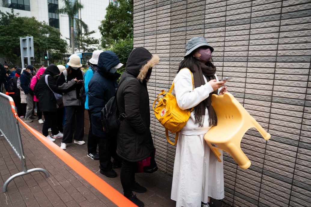 “对香港自由的试金石” 大批民众排队进场旁听