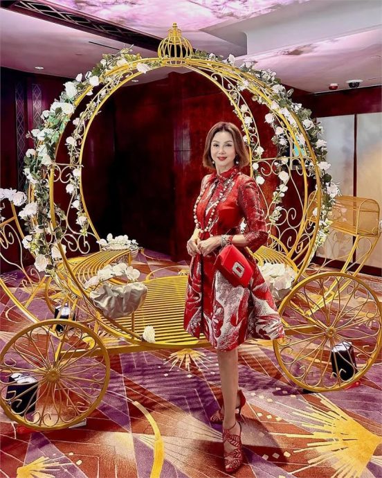 “琼瑶女神”追星美颜开太大 王一博惨秒变蜡像