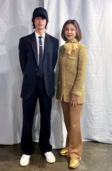 “琼瑶女神”追星美颜开太大 王一博惨秒变蜡像