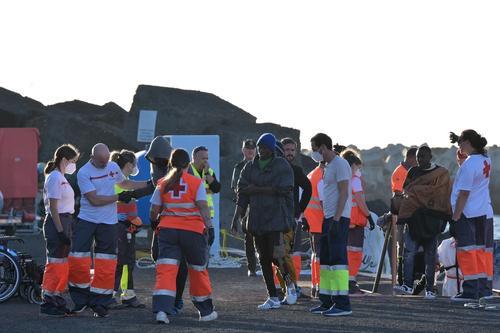 ∕看世界)加纳利群岛外海发现移民独木舟 3人丧命15人获救