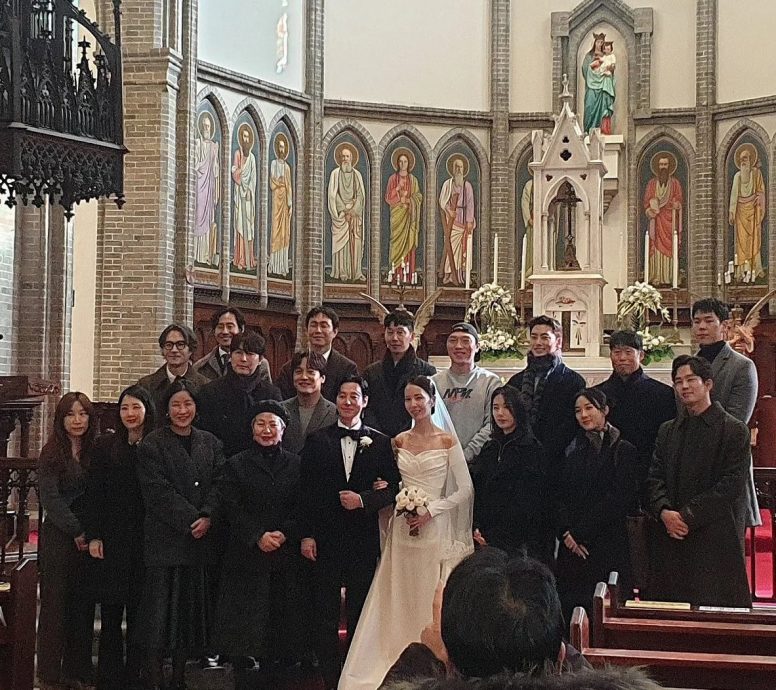 《与神同行》金东旭完婚 新娘是少时原定成员 