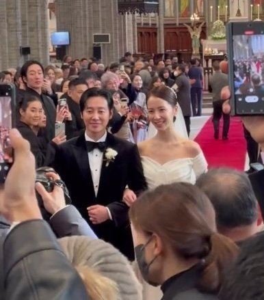 《与神同行》金东旭完婚 新娘是少时原定成员 