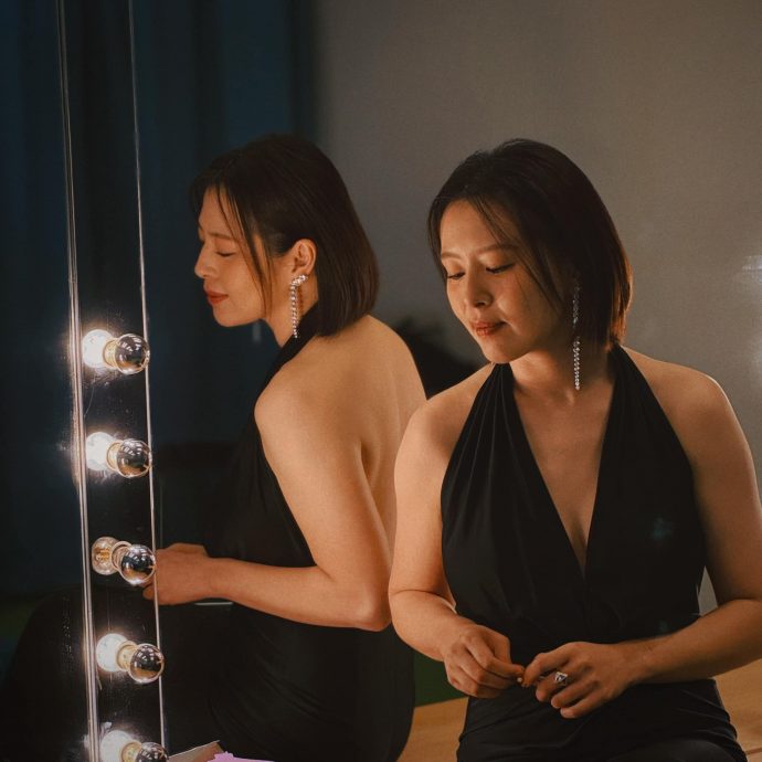 上围太丰满撑破礼服 刘品言上台前急缝合