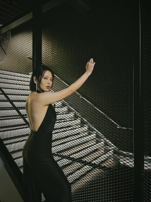 上围太丰满撑破礼服 刘品言上台前急缝合