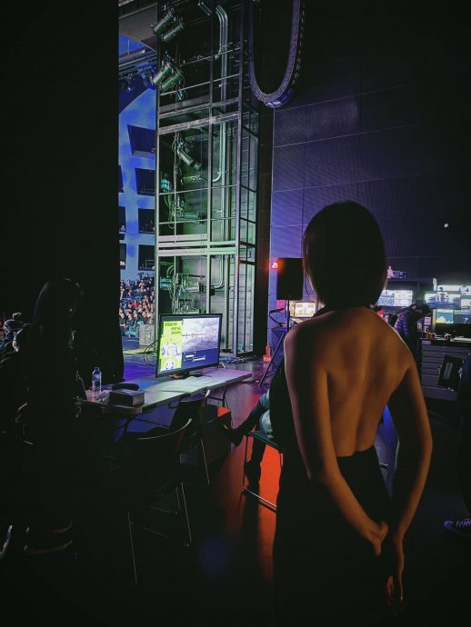 上围太丰满撑破礼服 刘品言上台前急缝合