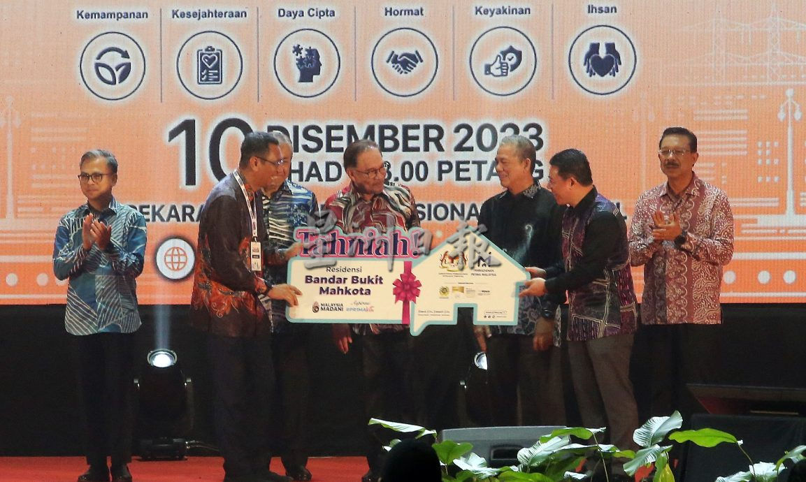 与昌明政府共庆一周年/ 安华亲主持闭幕 3天逾20万人出席