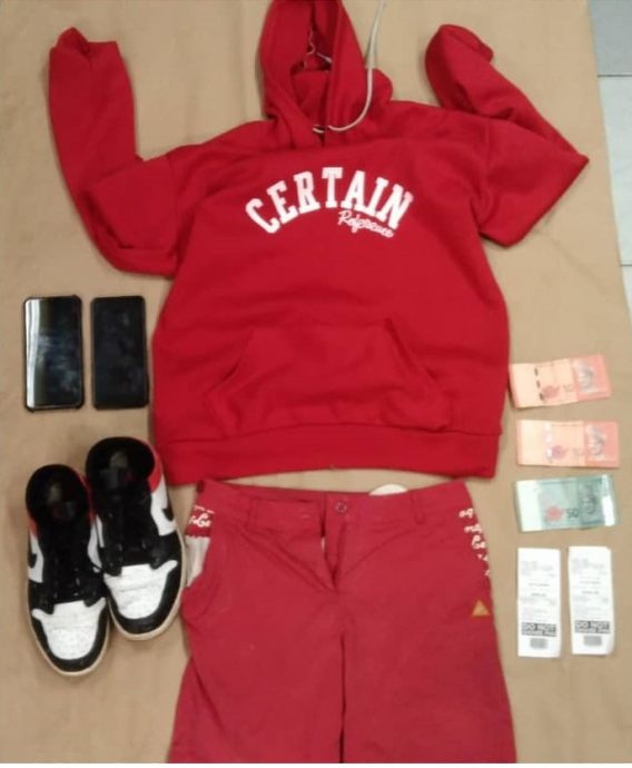 东:2名男子手持巴冷刀抢劫2间24小时营业的便利商店,警方接到投报后,在12个小时内成功逮捕2人。
