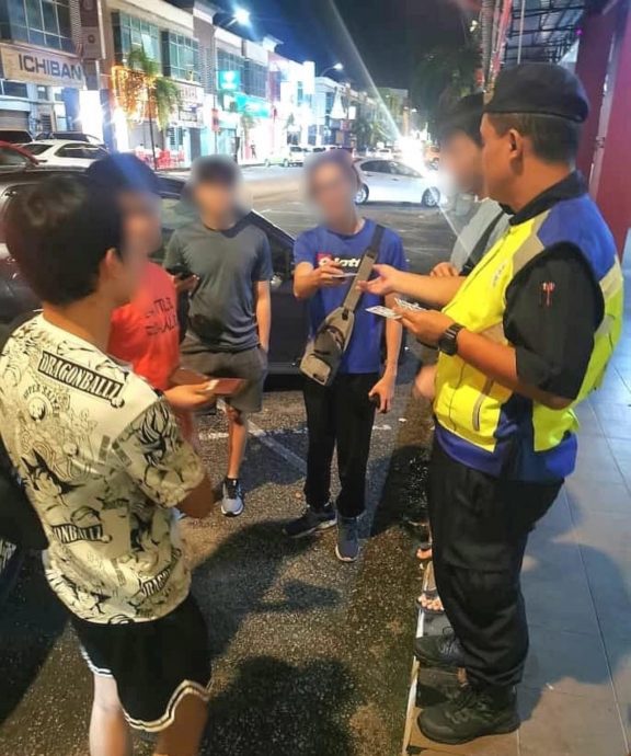 东：关丹警区展开防范罪案联合检举行动。