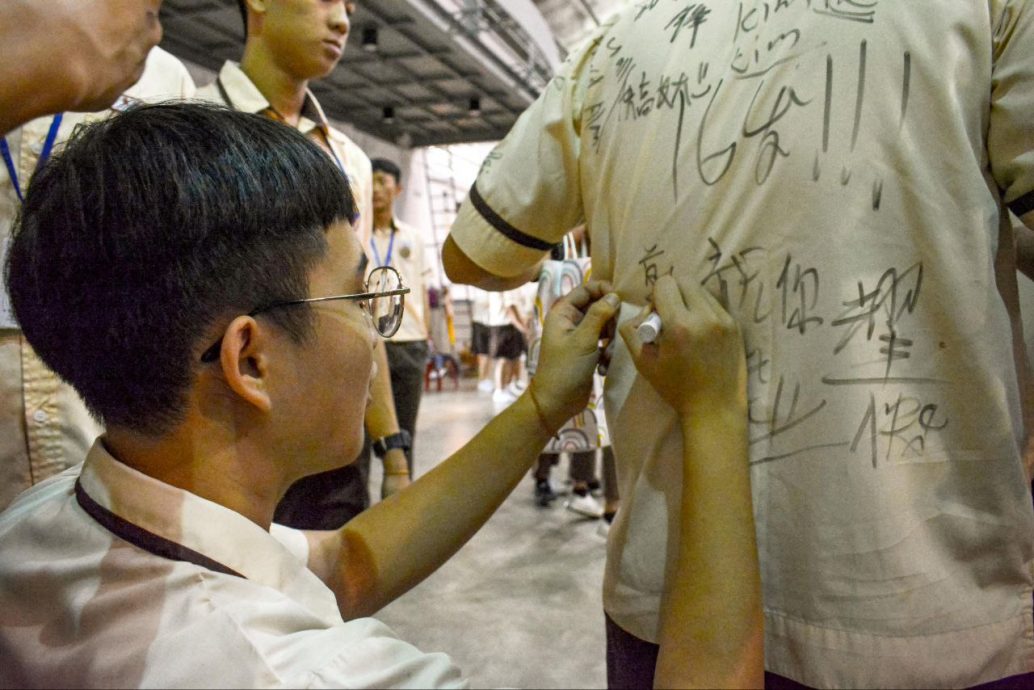 东：吉兰丹中华独中第34届高三与第37届初三联合举办了“高•终”毕业典礼暨休业仪式。今年该校高中毕业生共39名，初中则有57名。