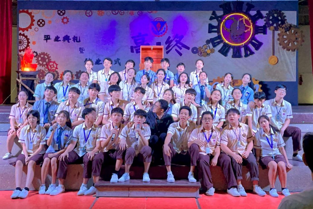 东:吉兰丹中华独中第34届高三与第37届初三联合举办了“高•终”毕业典礼暨休业仪式。今年该校高中毕业生共39名,初中则有57名。