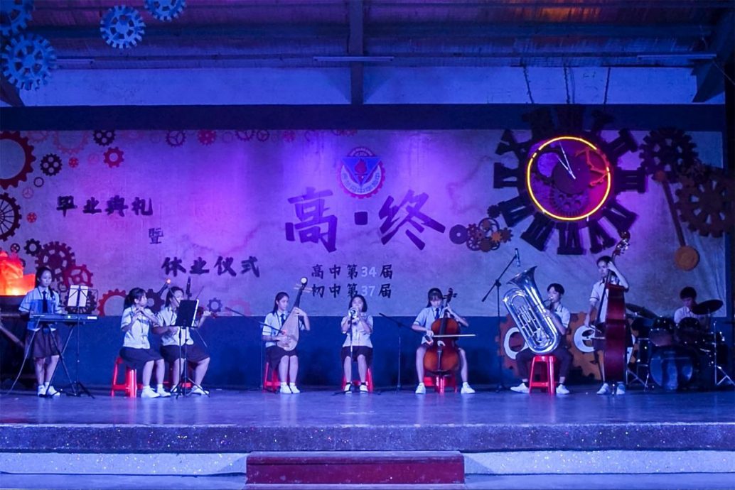 东:吉兰丹中华独中第34届高三与第37届初三联合举办了“高•终”毕业典礼暨休业仪式。今年该校高中毕业生共39名,初中则有57名。