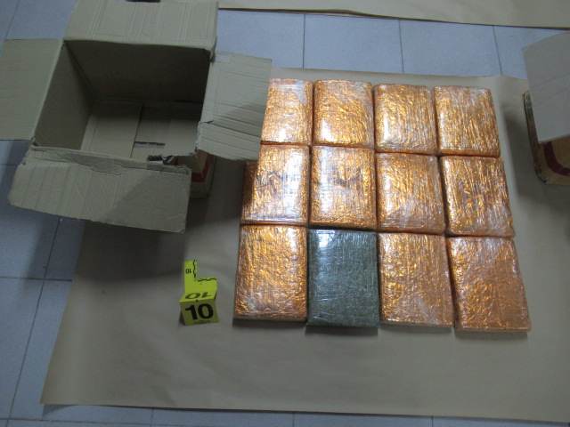 东:吉赖警方昨天上午截停一辆拒绝接受检查的轿车后,在车里发现74公斤的大麻并扣留一对男女,第三名毒贩则逃出警网,不知所踪。