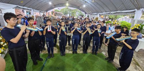 东：吴府黄铂琅老夫人 (法号妙圣)于本月2日往生，其哲嗣遵从母亲的遗愿，把其生前积蓄31万5000令吉捐助34个学校及团体