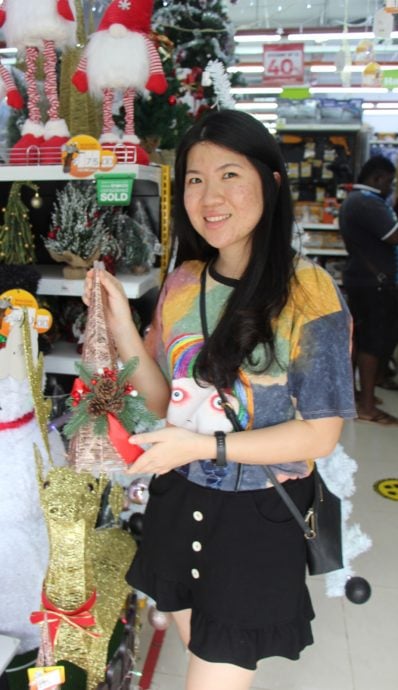 东:圣诞装饰品及礼品非常畅销,销量比去年更好