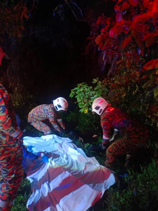 东:拖格罗里与小型轿车相撞后起火,造成2人丧命。