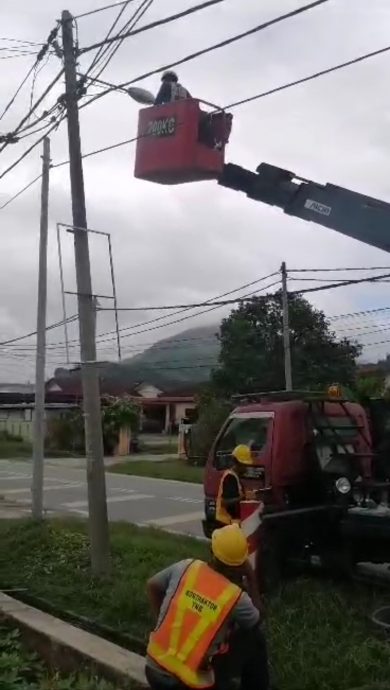 东:本报独家报道获国能重视,读者投诉失灵路灯修好了