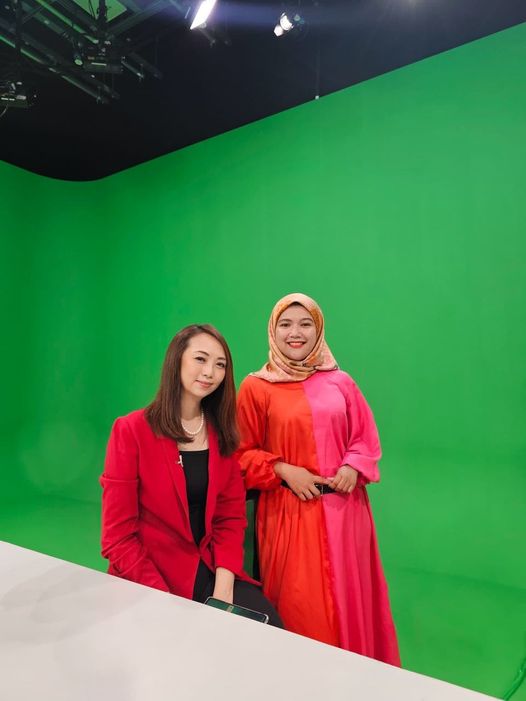 两代新闻主播同框 方若琪称：没有重出江湖