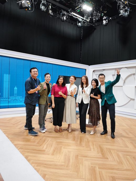 两代新闻主播同框 方若琪称：没有重出江湖