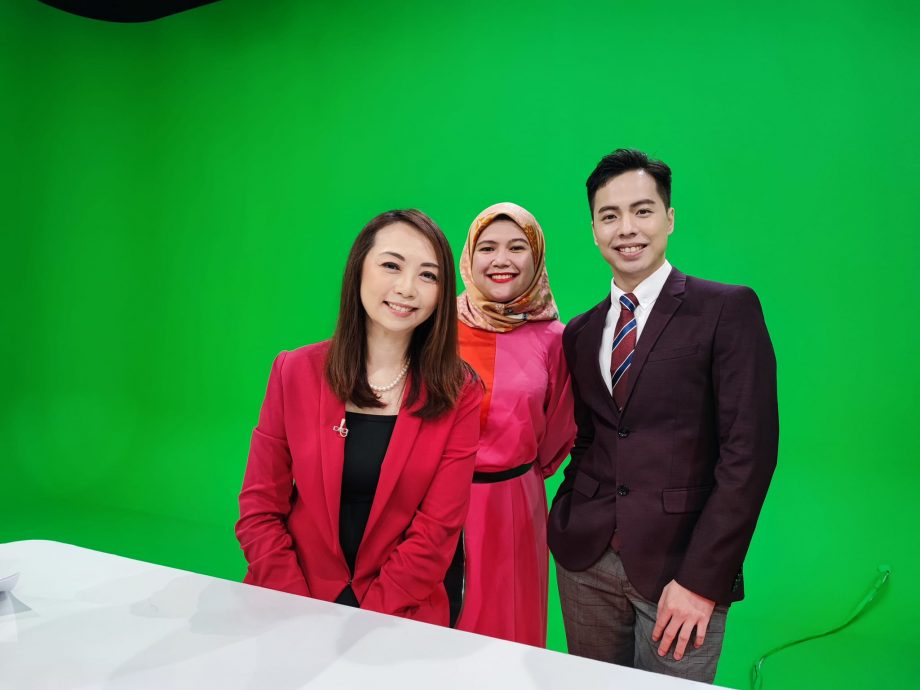 两代新闻主播同框 方若琪称：没有重出江湖